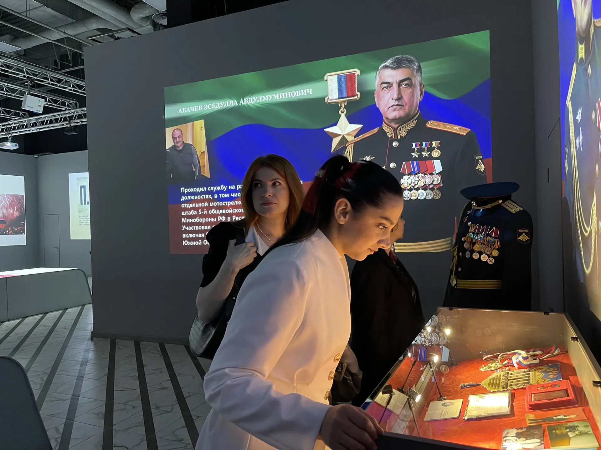 Сотрудники Минцифры Дагестана посетили патриотическую выставку